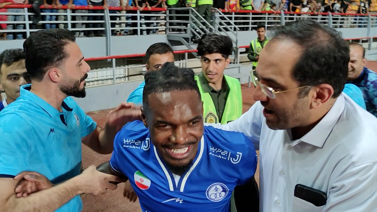 Esteghlal Khuzestan - Esteghlal 比赛的场边和最后庆祝活动